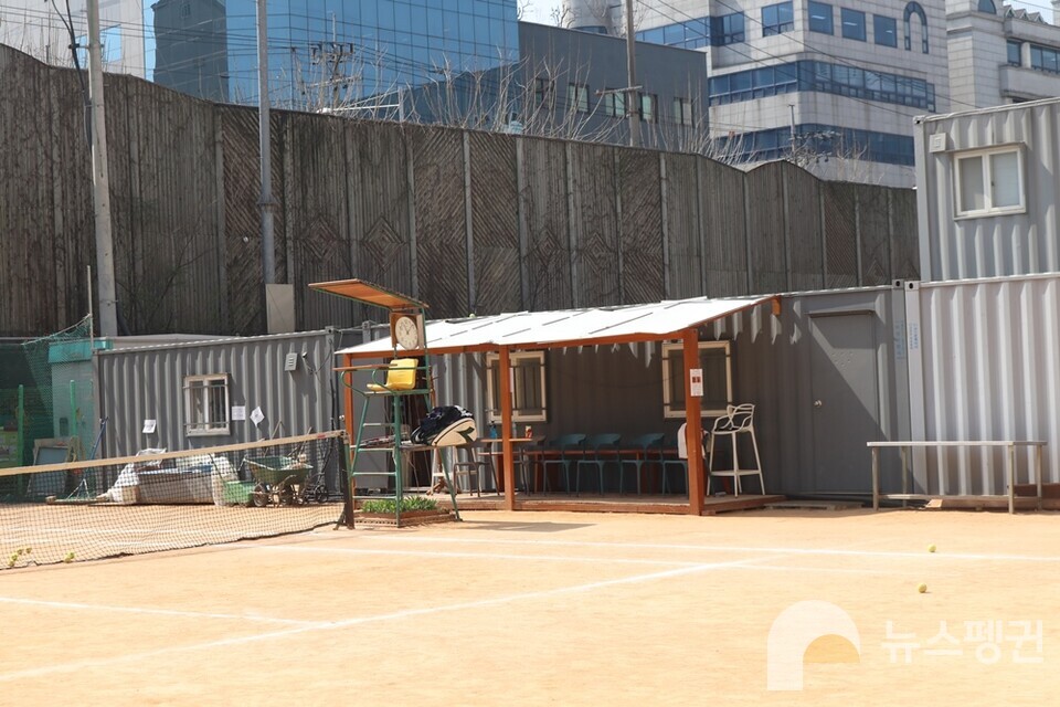 왕가위벌과 밑들이벌의 산란 전쟁이 일어난 서울교육대학교 테니스장 어닝 전경. (사진 조은비 기자)/뉴스펭귄