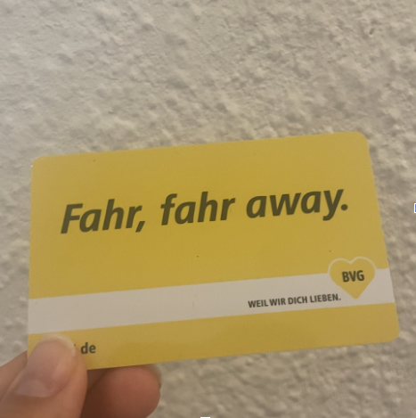 베를린에서 발급받은 49유로 티켓. 뒷면에는 소유자의 이름이 적혀 있다. (사진 정서연 펭윙스)/뉴스펭귄