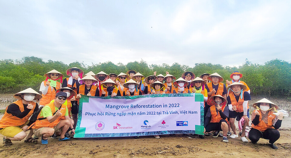SK이노베이션 자원봉사자들이 베트남 짜빈성 일대 식수지에서 맹그로브 식수 봉사활동 기념사진을 촬영하고 있는 모습. (사진 SK이노베이션)/뉴스펭귄