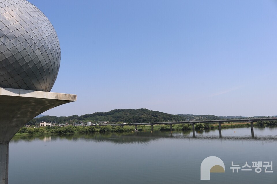 과거 꾸구리가 서식했던 이포보의 최근 전경. 꾸구리가 서식할 수 있는 여울이 보이지 않는다. (사진 조은비 기자)/뉴스펭귄