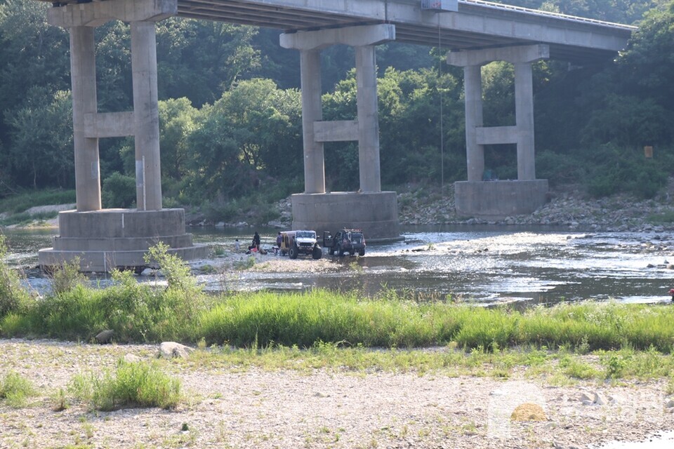 하천 한가운데에 정차된 차량들. (사진 조은비 기자)/뉴스펭귄