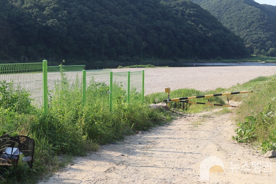 차가 내려가지 못하게 차단기를 설치해놨다. (사진 조은비 기자)/뉴스펭귄