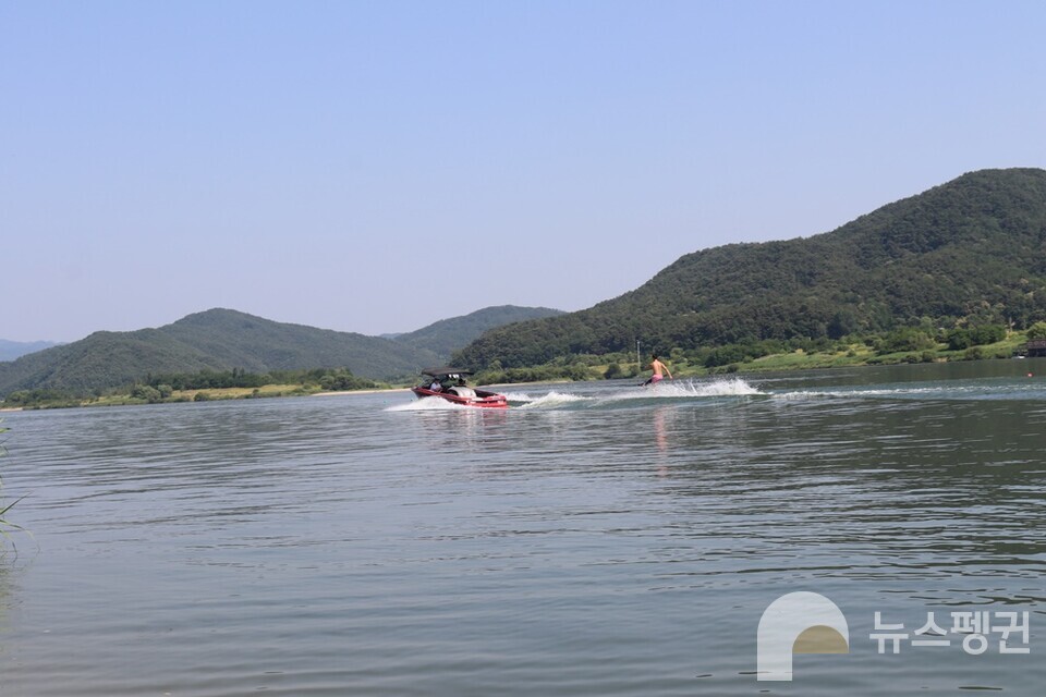 강천보 상류에서 수상 레저를 즐기는 시민. (사진 조은비 기자)/뉴스펭귄