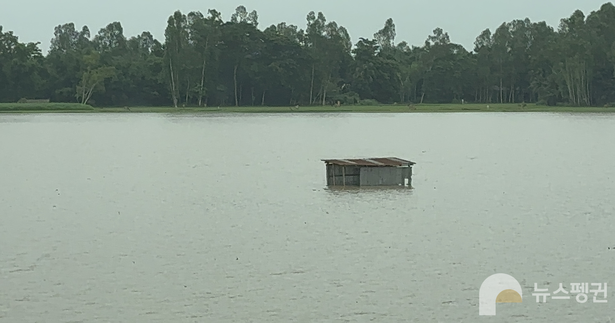 물에 잠긴 건물. 방글라데시는 홍수로 인해 물이 1.6m 이상 차오르고 있다. (사진 박상희 펭윙스 촬영)/뉴스펭귄