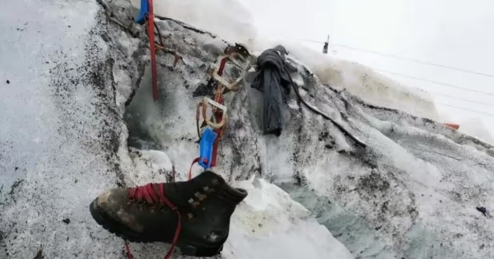 스위스 테오둘 빙하에서 발견된 실종된 독일 등반가의 등산화. (사진 Valais Cantonal Police)/뉴스펭귄