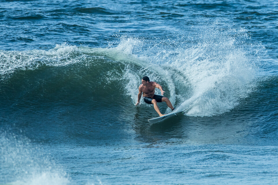 파도 위에서 서핑을 즐기고 있는 제이크 세트니카 매니저. 그는 '솔선수범'을 자신의 인생모토로 꼽으며 궁극적으로는 "좋은 아빠가 되고, 가족을 지원하고 싶다"고 밝혔다. (사진 제이크 세트니카 제공)/뉴스펭귄