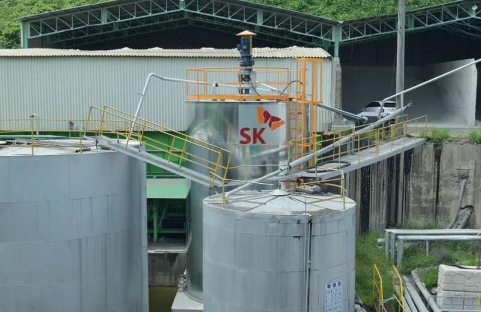 SK에너지는 중소기업에 재활용 아스콘 생산을 위한 아스팔트 탱크 설치를 지원하고 있다. (사진 SK에너지)/뉴스펭귄