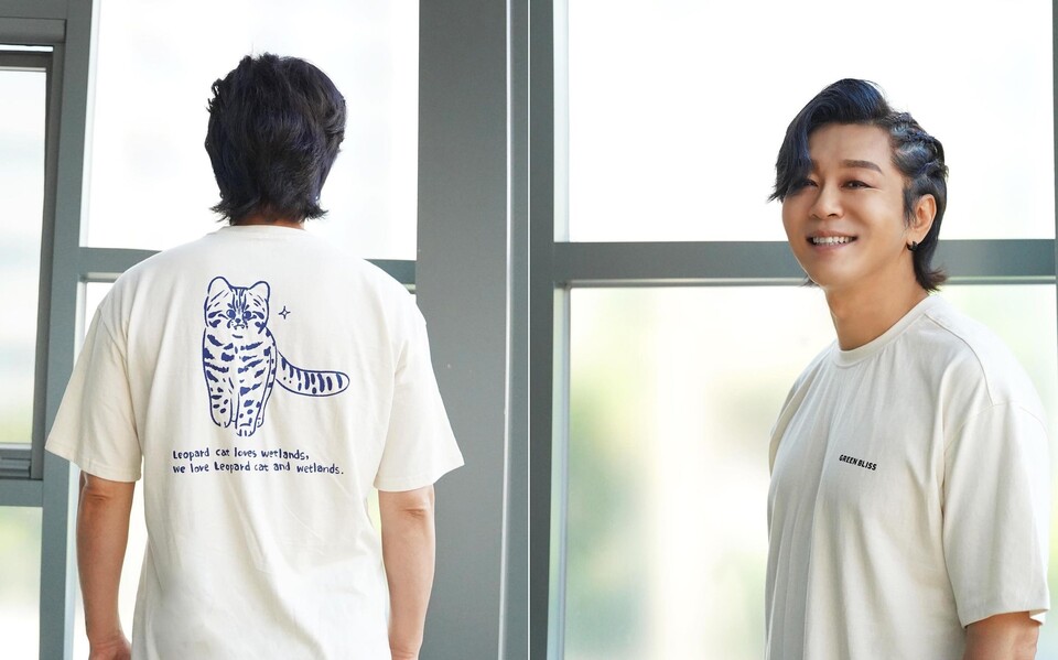 서해 습지 보호를 위한 메시지와 그림이 새겨진 펀딩 티셔츠를 입은 윤도현 씨. (사진 그린블리스 인스타그램)/뉴스펭귄