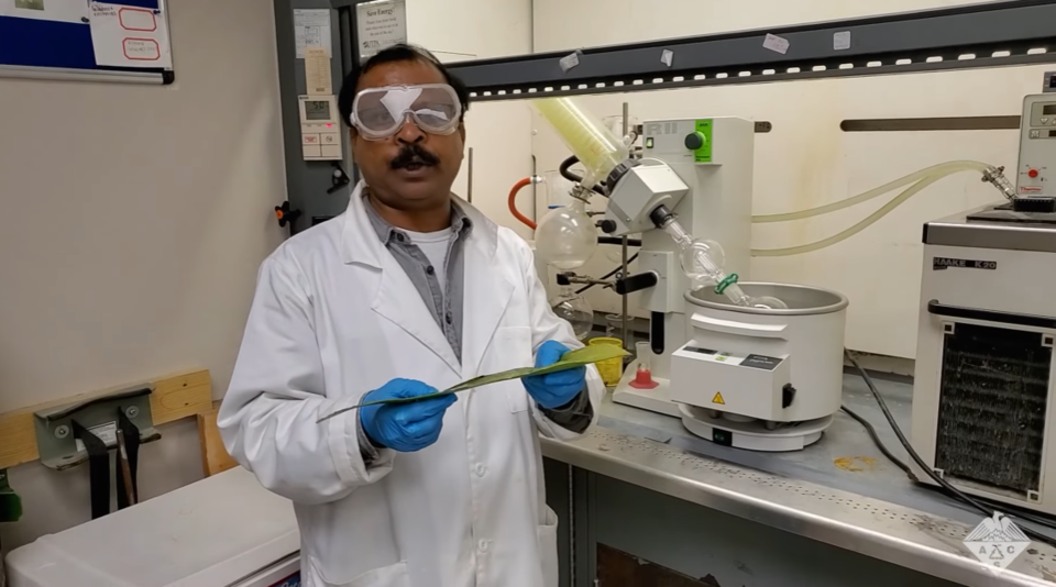 알로에 껍질로 실험을 진행한 데바시시 반디파디에이 박사. (사진 ACS 공식 유튜브 채널 영상 캡처)/뉴스펭귄