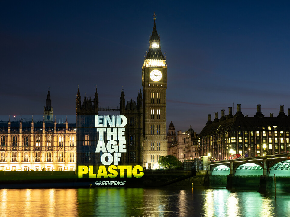 영국에서 진행된 그린피스 프로젝트. 단체는 세계 각국에서 강력한 국제 플라스틱 협약을 촉구하는 퍼포먼스를 선보였다.