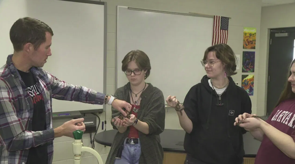 부화한 루이지애나소나무뱀을 보여주는 생물학 교사 던컨과 학생들. (사진 미국 지역방송 KATV 영상 캡처)/뉴스펭귄