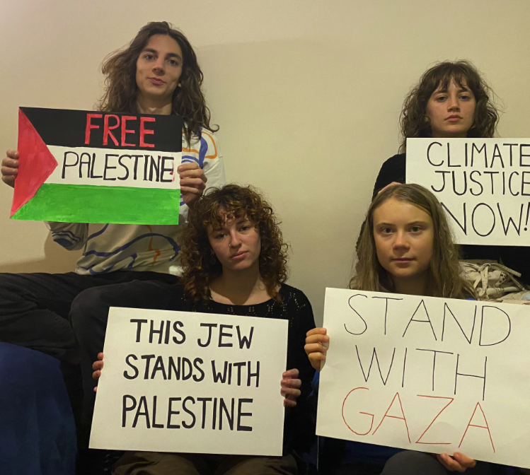 기후활동가 툰베리와 동료가 팔레스타인 지지를 표명하는 내용의 팻말을 들고 있다. (사진 Greta Thunberg 트위터 캡처)/뉴스펭귄