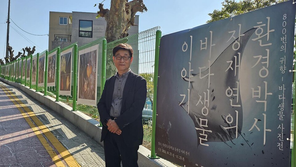 전시가 열리는 장생포 초등학교 등굣길에서 장재연 작가. (사진 최연하, 숲과나눔 제공)/뉴스펭귄