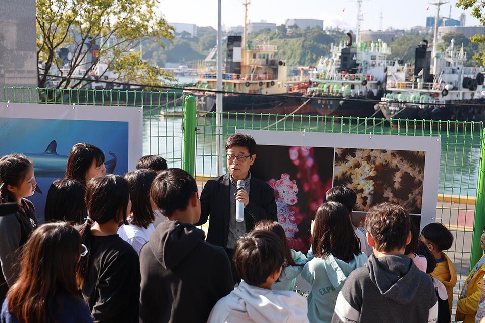 장생포 초등학교 학생들에게 작품 설명을 하는 장재연 작가. (사진 홍진우, 숲과나눔 제공)/뉴스펭귄