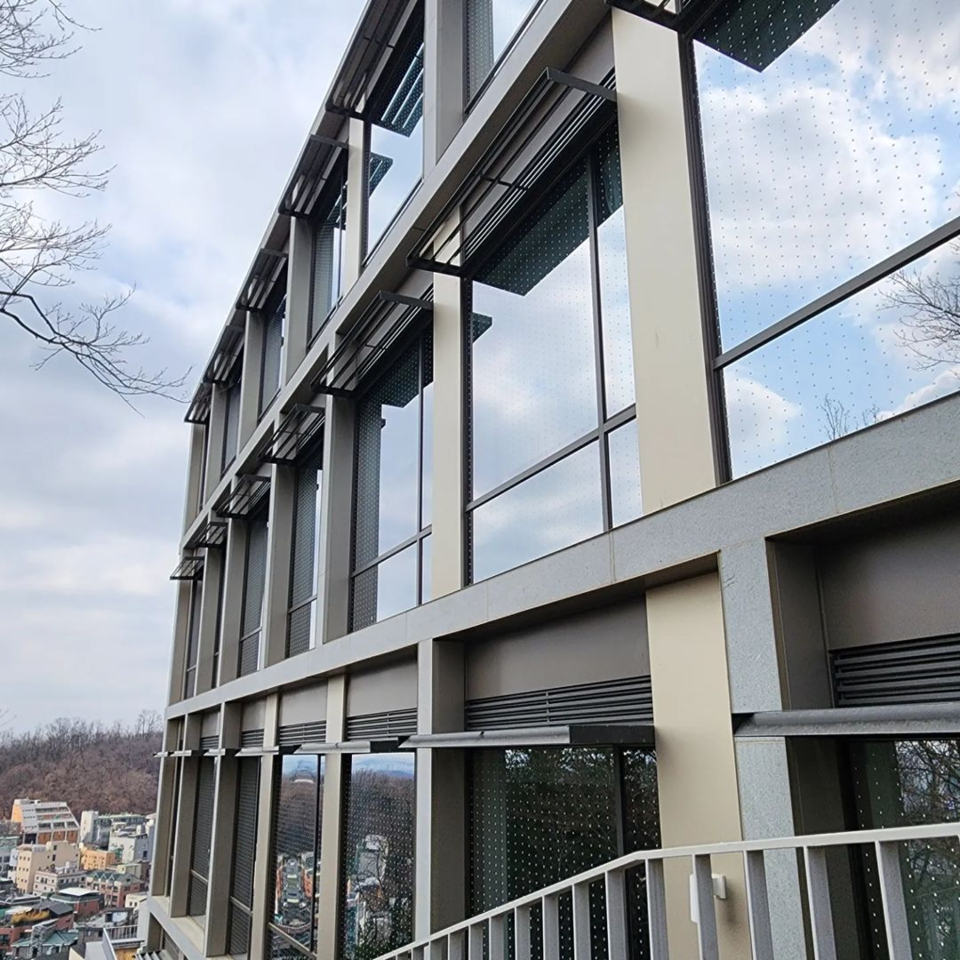 연구협력관 남측 야생조류 유리창 충돌 저감조치 시공. (사진 이화여대 윈도우스트라이크모니터링)/뉴스펭귄