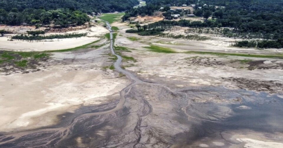 바닥이 다 드러난 리오네그로강. (사진 Peter Dynes)/뉴스펭귄 