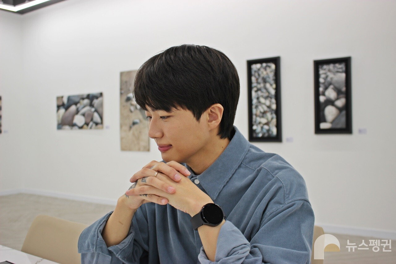 7년간 조형작가로 활동한 정의동 작가. 최근 회화작업을 시작했다고 밝혔다. (사진 남예진 기자)/뉴스펭귄