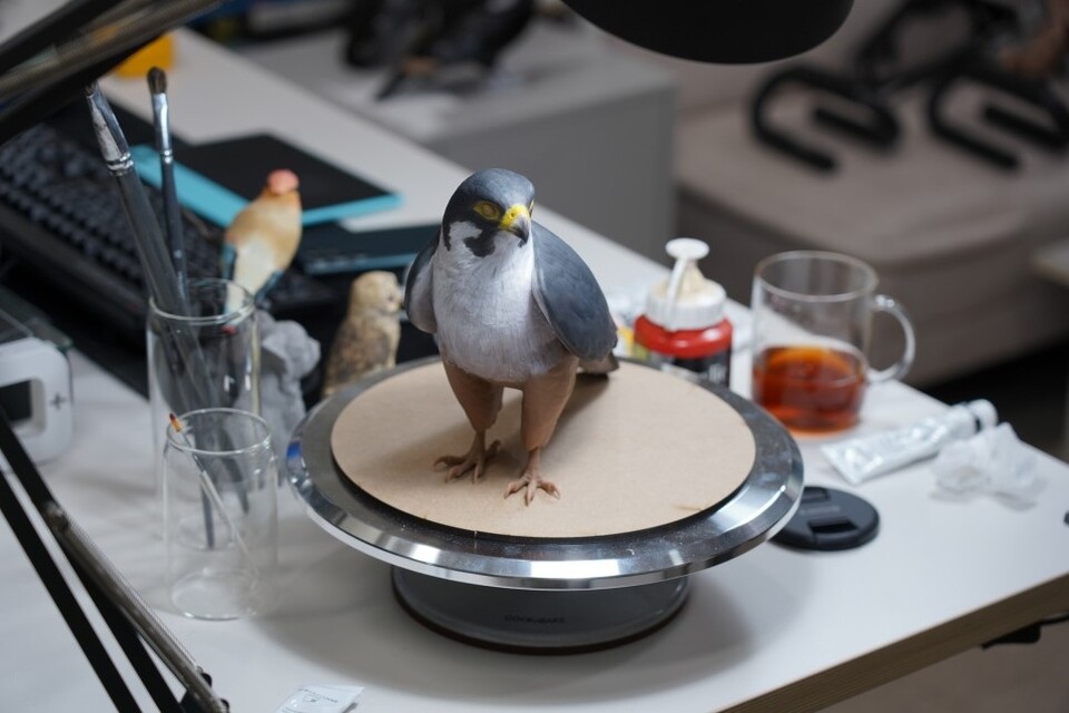 세부작업 중인 매 모형. (사진 정의동 작가 제공)/뉴스펭귄