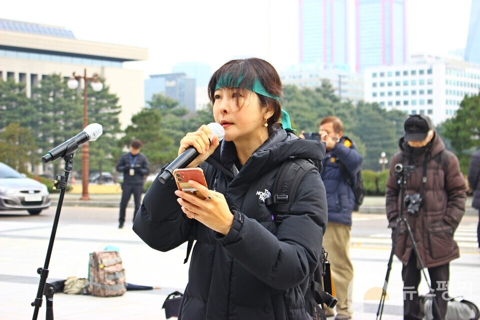 기후위기 앞에 선 창작자들과 멸종반란에서 활동 중인 희음 작가. (사진 남예진 기자)/뉴스펭귄