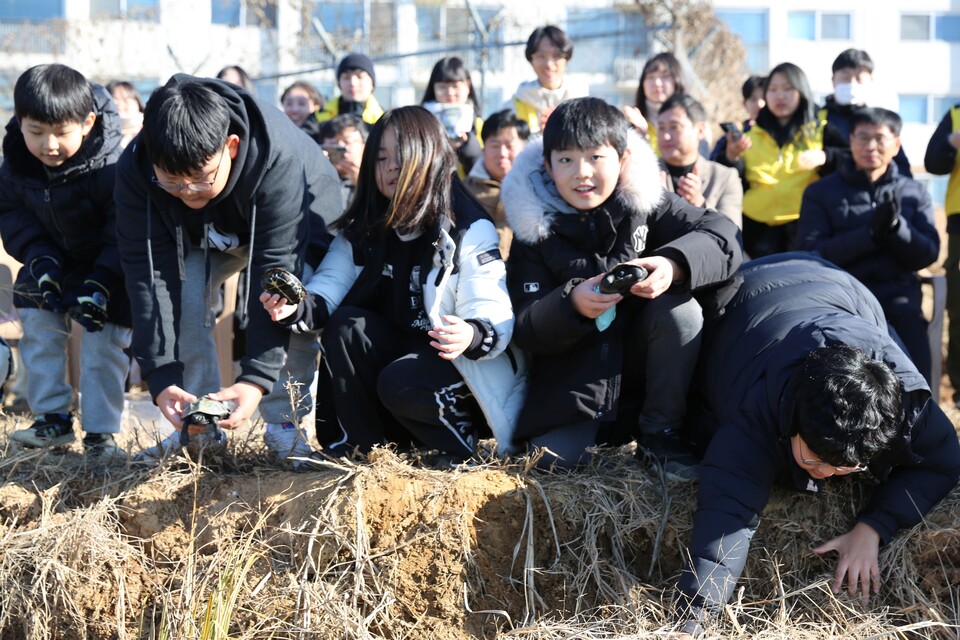 구조한 남생이를 자연으로 돌려보내는 초등생들. (사진 한국남생이보호협회 제공)/뉴스펭귄