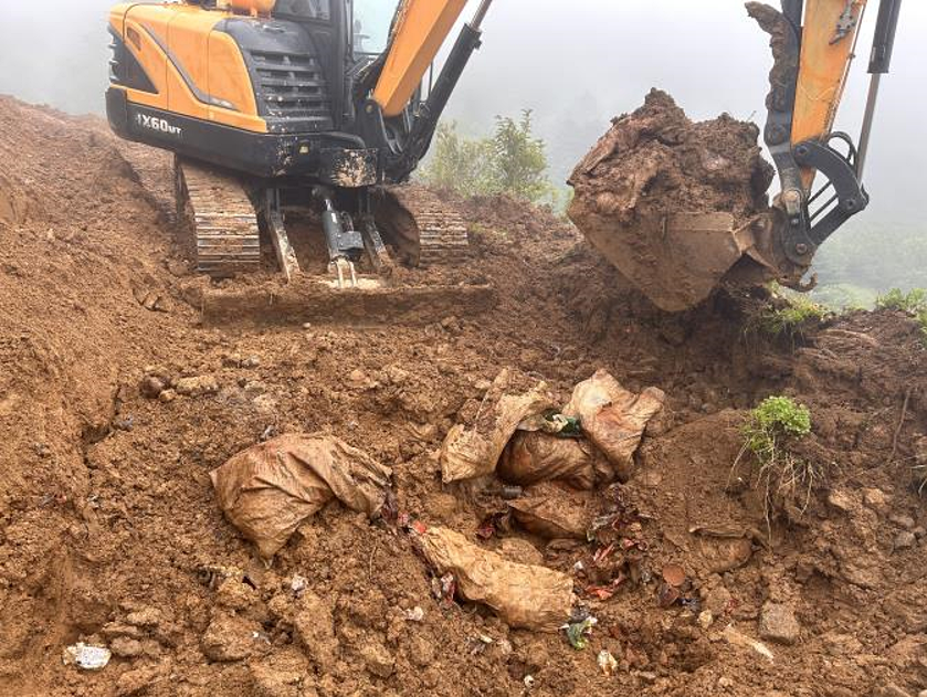 지리산 세석평전에 과거 매립된 쓰레기를 제거하고 있다. (사진 국립공원공단 지리산국립공원 경남사무소)/뉴스펭귄