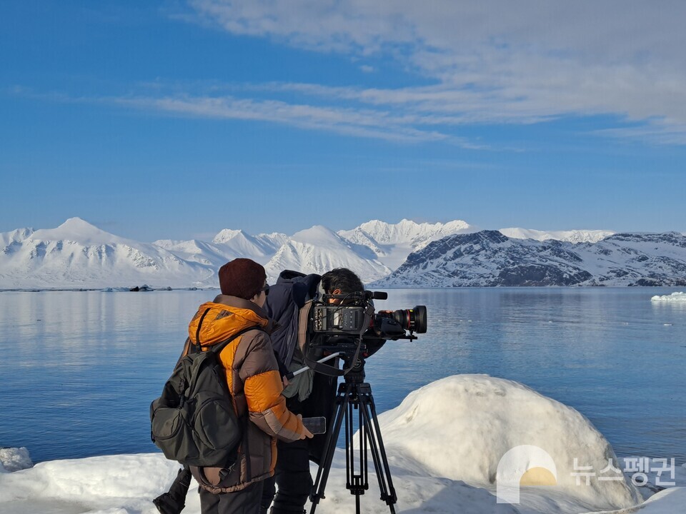 북극 다산기지가 있는 스발바르에서 빙하를 촬영 중인 최평순PD. (사진 최평순PD 제공)/뉴스펭귄