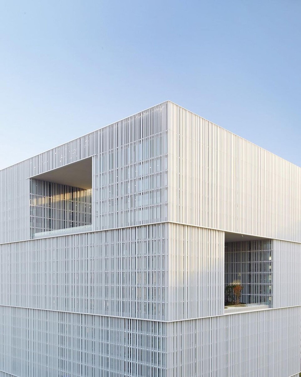 세계적인 건축가 데이비드 치퍼필드가 설계한 서울 아모레퍼시픽 본사. 데이비드 치퍼필드는 건축계 노벨상이라고 불리는 '2023 프리츠커상'을 수상했다. (사진 아모레퍼시픽 공식 인스타그램)/뉴스펭귄
