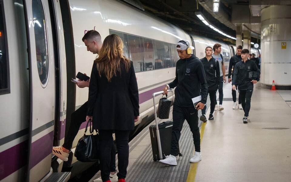 FC바르셀로나 선수들이 기차를 타고 경기장으로 향하는 모습. (사진 FC바르셀로나 공식 홈페이지)/뉴스펭귄