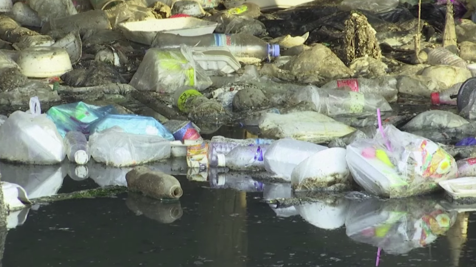 강가에 버려진 플라스틱 쓰레기. (사진 로이터 유튜브 영상 캡처)/뉴스펭귄.