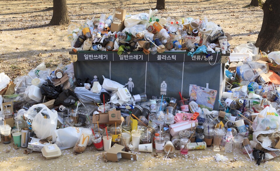 쌓여있는 플라스틱 식품 쓰레기. (사진 클립아트코리아)/뉴스펭귄
