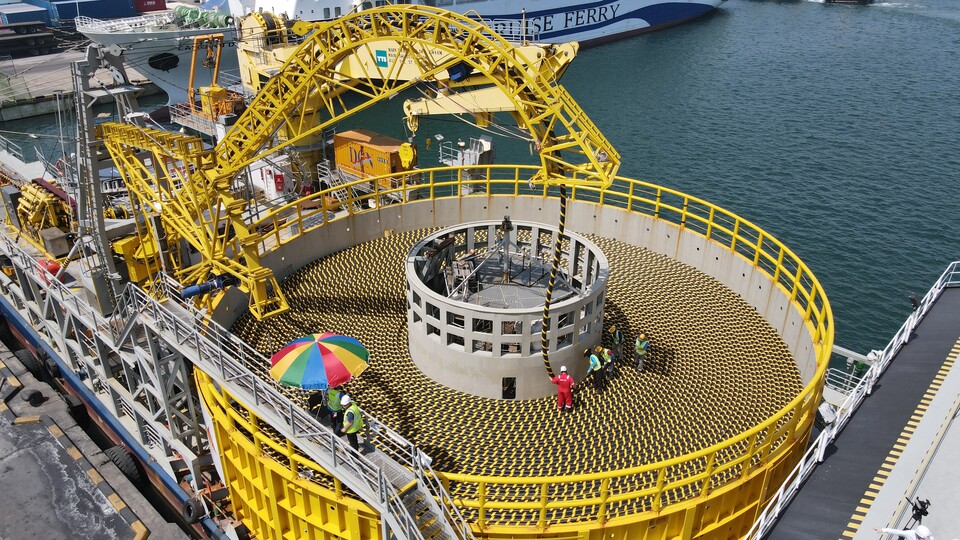 LS전선 동해 공장에서 생산된 해저 케이블이 포설선에 선적되고 있다. (사진 LS그룹)/뉴스펭귄