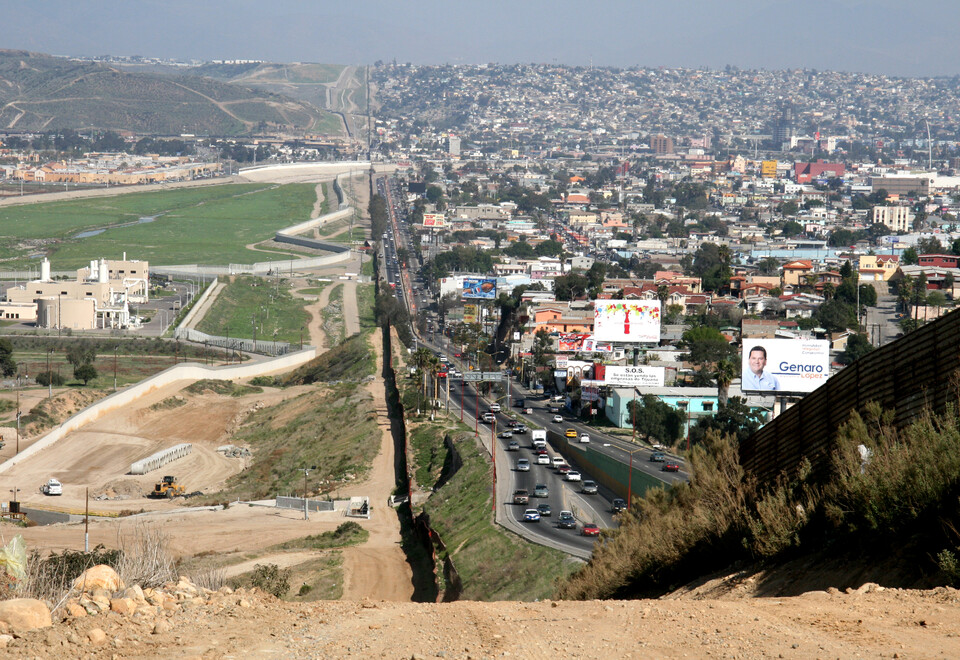 미국과 멕시코 국경. 마이클 하트가 멕시코에서 미국으로 수소불화탄소를 밀수했다. (사진 wikipedia)/뉴스펭귄
