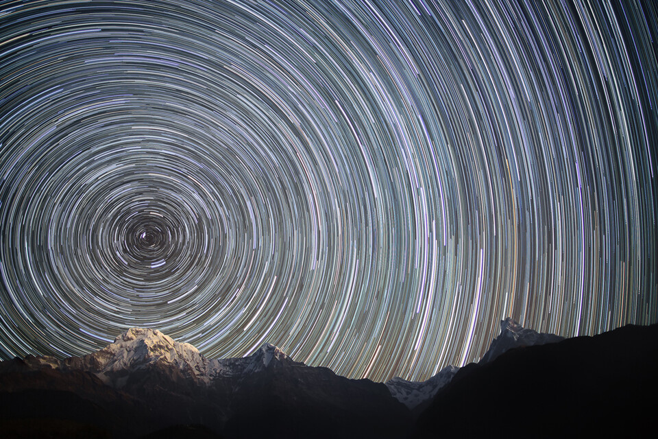 네팔 히말라야 산맥 북쪽 하늘. 지구 자전으로 돌고있는 별들의 경로가 보인다. (사진 wikipedia)/뉴스펭귄