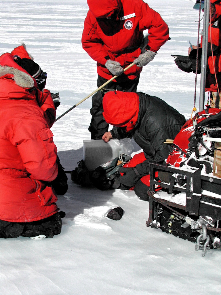 남극에서 운석을 채취하는 연구원들. (사진 wikipedia)/뉴스펭귄