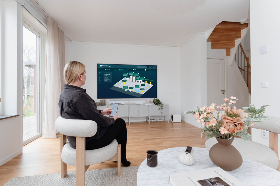 스웨덴 스톡홀름 인근에 건설되는 브로비홀름 스마트시티에서 삼성전자 직원이 스마트싱스를 활용해 넷 제로 홈 솔루션을 체험하는 모습. (삼성전자) 