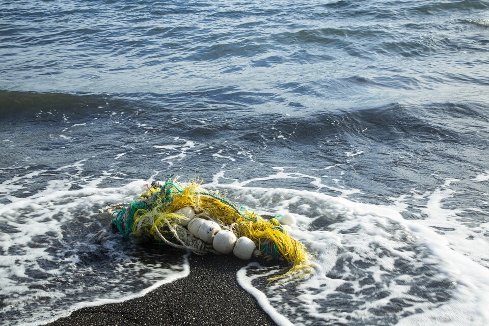 국내 연간 해양 폐기물 발생량을 약 14만5258톤이다. 이 중 폐어구가 대부분의 비중을 차지하는 ‘해양 기인 발생 폐기물’은 5만444톤으로 추정된다. (클립아트코리아)