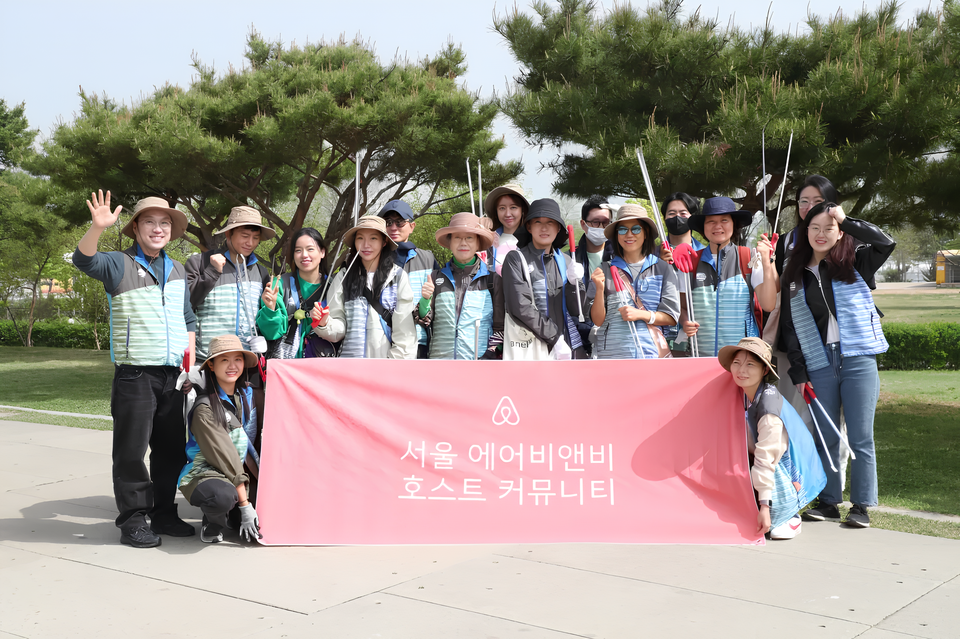 에어비앤비 서울 호스트 커뮤니티는 지구의날을 맞아 여의도 한강공원 일대를 걸으며플로깅 활동을 펼쳤다. (사진 에어비앤비)/뉴스펭귄