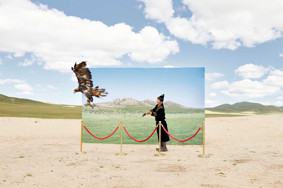 초원 위를 비행하는 독수리와 유목민의 삶은 가까운 미래에 박물관 전시로만 남을지도 모른다.  사진작가 이대성은 급속한 사막화로 점차 황폐해지는 몽골 전통 유목민들의 모습을 박물관 전시라는 발상으로 담았다. (사진 이대성 - 미래의 고고학)/뉴스펭귄