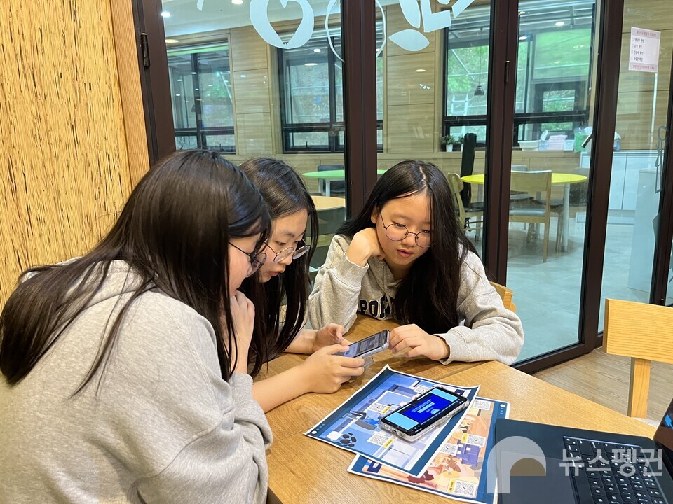 중학생들이 멸종위기종 방탈출 게임을 직접 해보고 있다. (사진 유호연 인턴기자)/뉴스펭귄