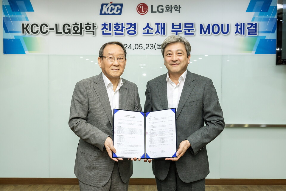 LG화학 이종구 부사장(오른쪽)과 KCC 김상훈 부사장. (사진 LG화학)/뉴스펭귄