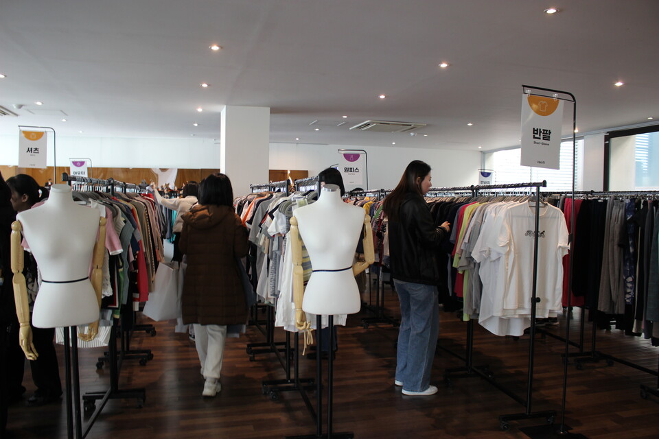 나눔옷장 시즌2가 14일과 15일 이틀 동안 이태원에서 열린다. 사진은 지난해 나눔옷장 시즌1 당시 모습. (사진 본사DB)/뉴스펭귄