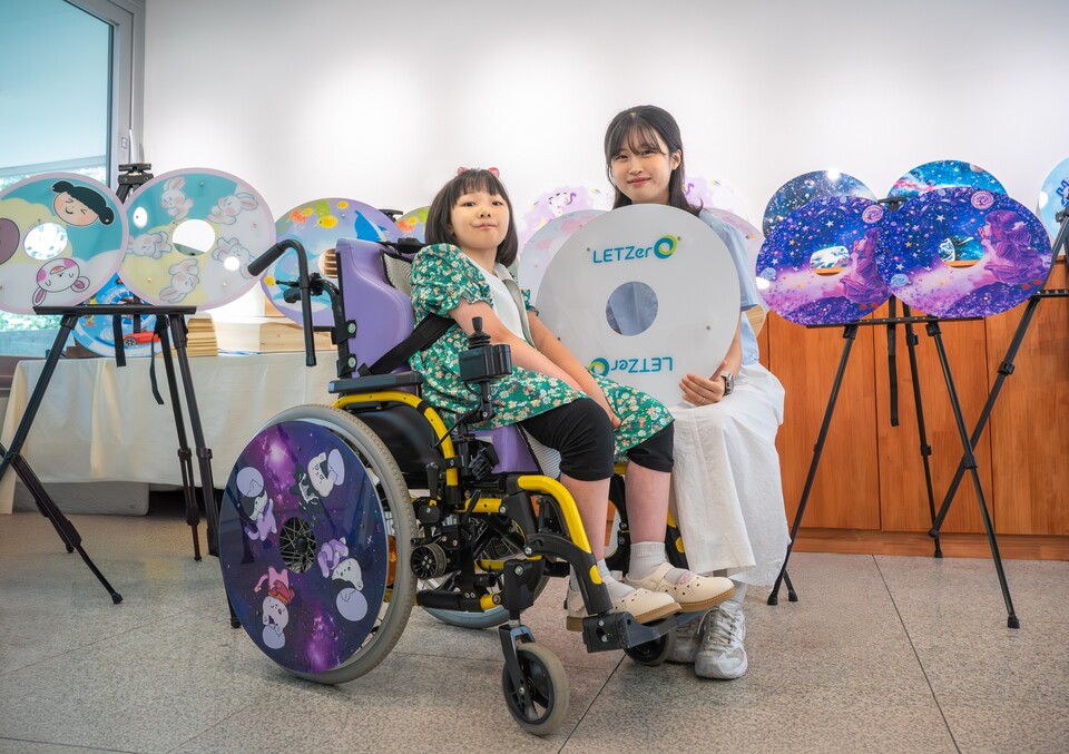 LG화학이 재활용 플라스틱으로 만든 휠체어 바큇살 보호판을 기부했다. 사진은 디자이너와 함께 꾸민 친환경 소재 스포크 가드. (사진 LG화학)/뉴스펭귄