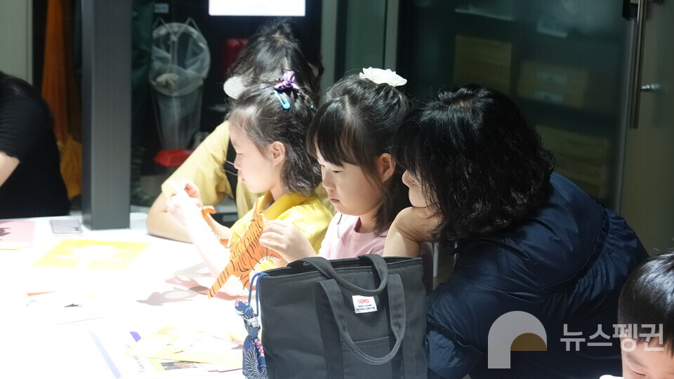 멸종위기 페이퍼아트를 체험 중인 시민들. (사진 국립중앙과학관 홍양기 연구사 제공)/뉴스펭귄