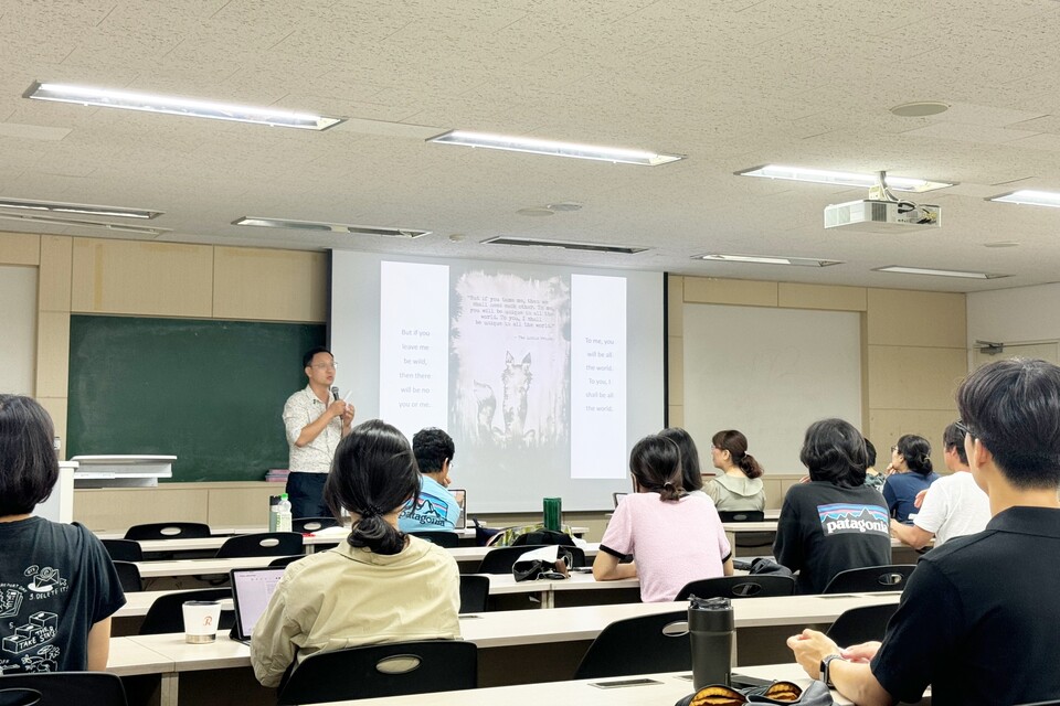 김산하 생명다양성재단 대표가 시민들에게 리와일딩에 대해 강의하고 있다. (사진 이동재 기자)