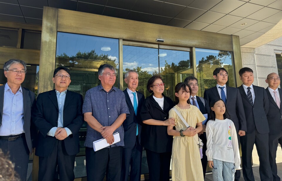 헌법재판소의 판결이 나온 뒤 대심판정에서 나와 기자들 앞에 선 청구인과 대변인단. (사진 이동재 기자)/뉴스펭귄