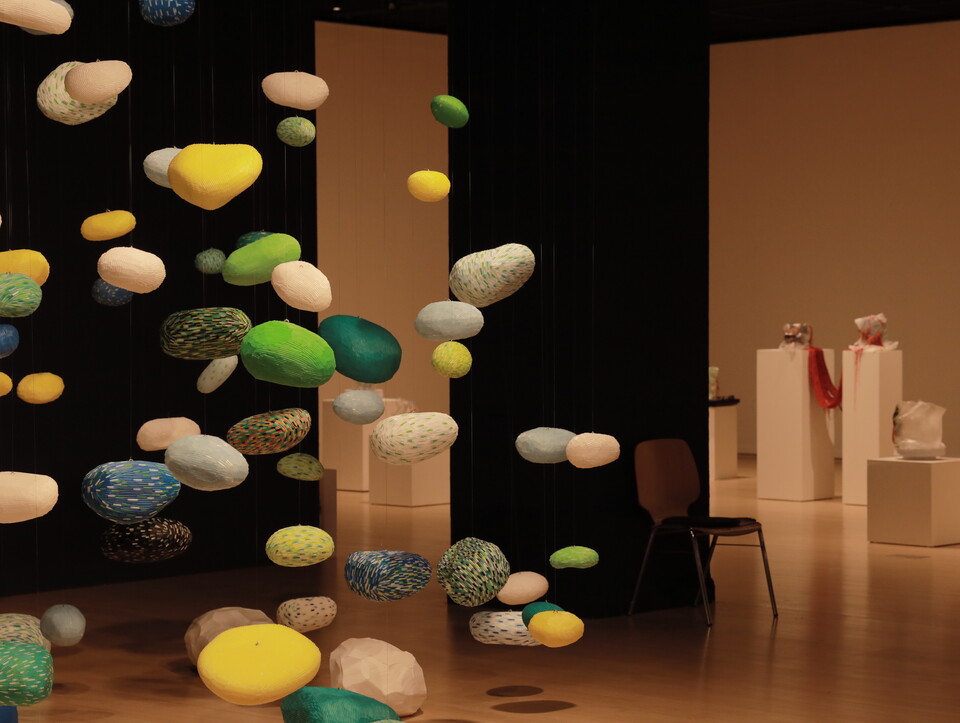 기후위기 관련 전시가 고양 아람미술관에서 열리고 있다. 왼편에 정찬부 작가의 '피어나다'. 버려진 플라스틱 빨대로 이뤄졌다. (사진 배진주 기자)/뉴스펭귄