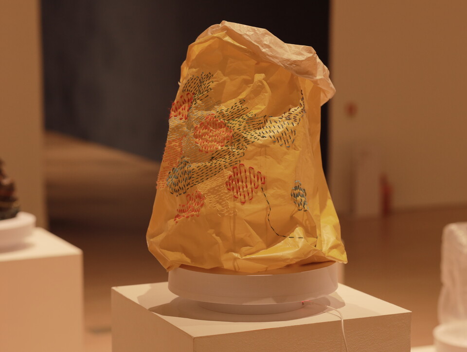 죽음의 바느질 클럽 'Plastic bag 시리즈’. (사진 배진주 기자)/뉴스펭귄