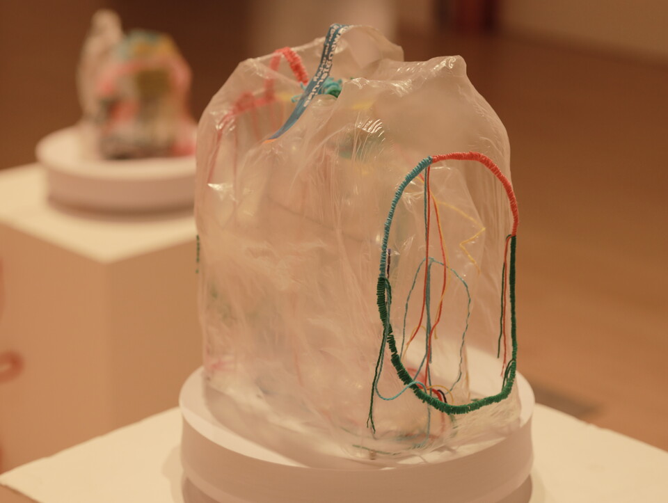 페트병을 감쌌던 비닐이 전시장의 빛을 한 몸에 받고 있다. (사진 배진주 기자)/뉴스펭귄