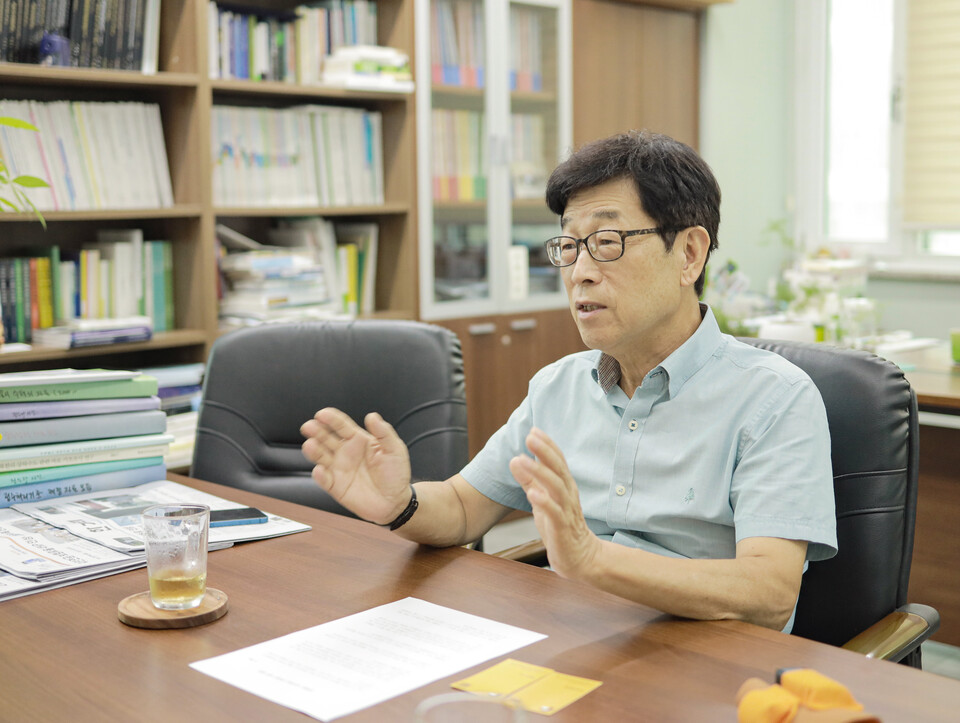 장재연 이사장은 숲과나눔 재단을 통해 환경·안전·보건 분야 장학생을 지원하고 환경운동 활동가를 양성하고 있다. (사진 배진주 기자)/뉴스펭귄