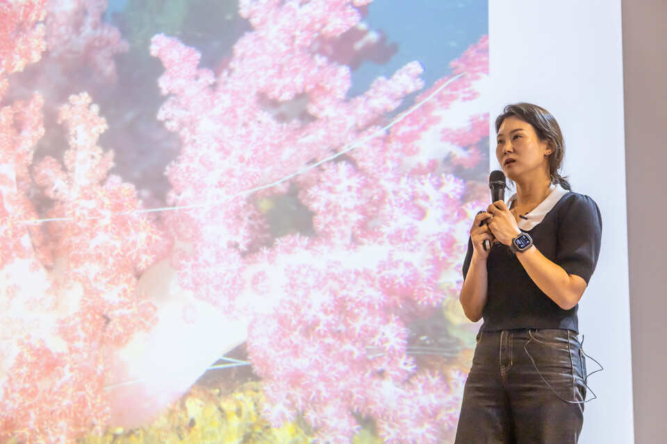 고명효 해녀는 2023년부터 매월 2회씩 서귀포 문섬과 범섬 연산호 서식지를 정기적으로 기록하고 있다. (사진 녹색연합 제공)/뉴스펭귄